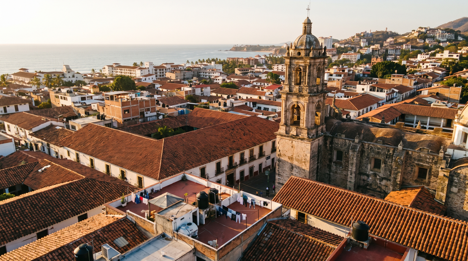 Calle historica del centro de Puerto Vallarta al atardecer