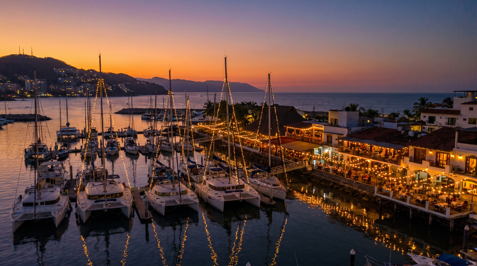 Condominios frente a la marina en Marina Vallarta, una de las zonas más consolidadas para compradores extranjeros