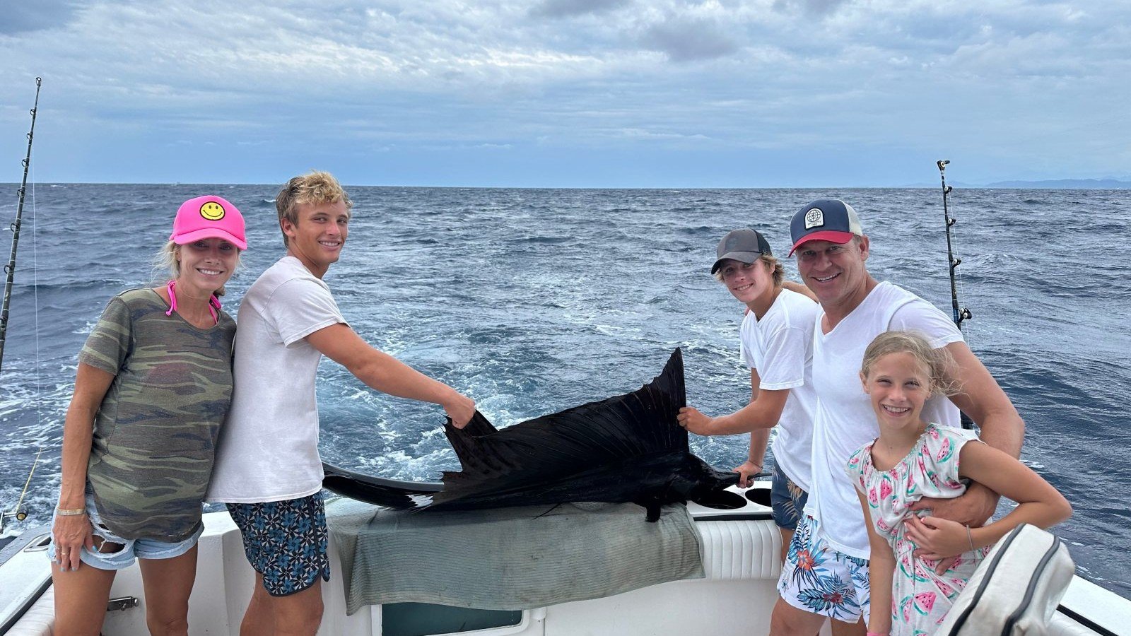 Una familia con su pez vela antes de liberarlo durante un charter privado de pesca en Puerto Vallarta