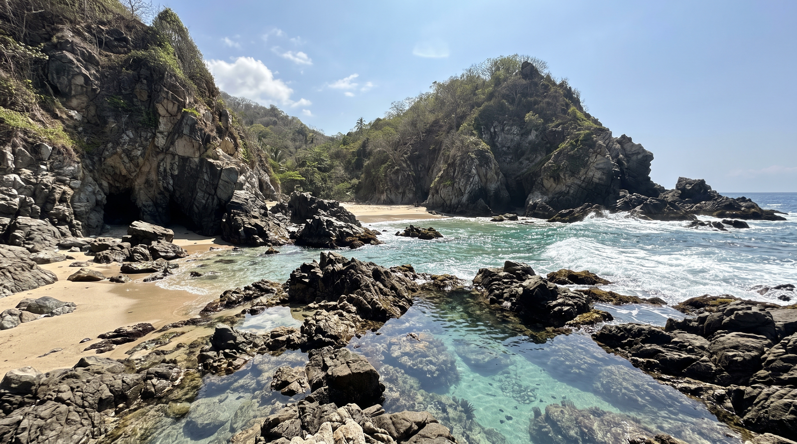 Una familia jugando en aguas tranquilas y poco profundas en una playa de Puerto Vallarta